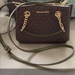 Micheal Kors Taegan Purse Cross Body